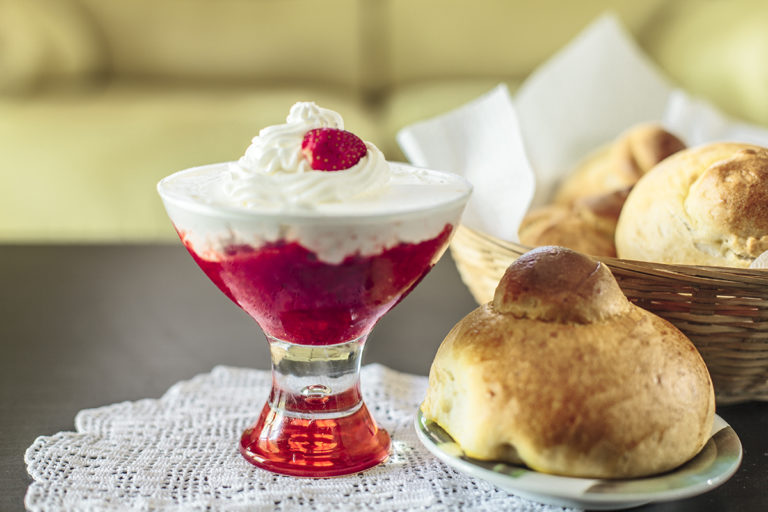 La Granita Siciliana Con Brioche Col Tuppo Un Accoppiata Vincente